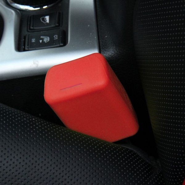 Safe Rubber Car Seat Belt Clips Locking Buckles Protective Cover (Red) - Image 8