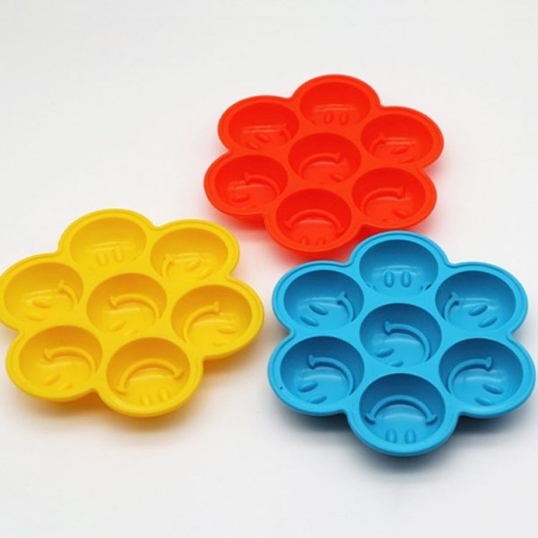 Smile Pattern Silicon Ice Cube Tray Ice Mold, Random Color Delivery - Image 2