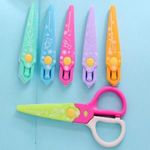 3 Sets Children Stationery Creative Lace Scissors 3 / 6 Knife Head Manual Safety Plastic Scissors Random Color Delivery, Size: 6 Packs