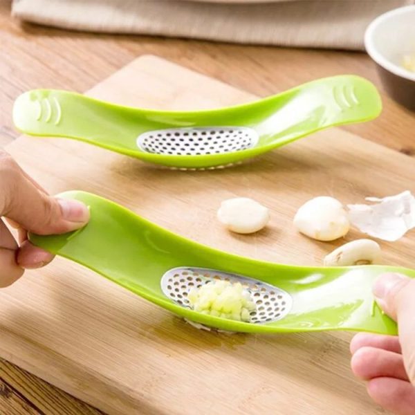 2 PCS Multifunctional Stainless Steel Arc-shaped Garlic Press Household Manual Garlic Crusher, Random Color Delivery - Image 3