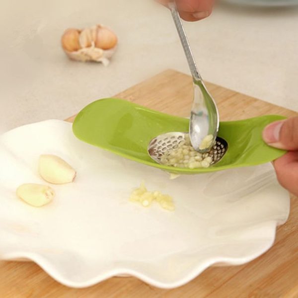 2 PCS Multifunctional Stainless Steel Arc-shaped Garlic Press Household Manual Garlic Crusher, Random Color Delivery - Image 5