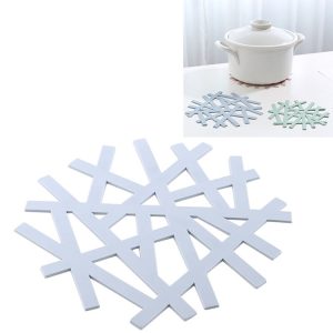 PP Mat Silicone Placemat Coaster Flower Design Kitchen Household Hollow Casserole Pad, Size: M (Blue)
