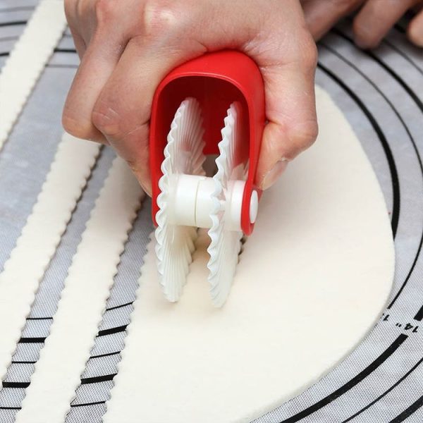 Baking Tools Pasta Cutting Wheel Hemming Wheel Manual Noodle Cutter Roller Knife Creative Kitchen Gadgets (Point Cut) - Image 5