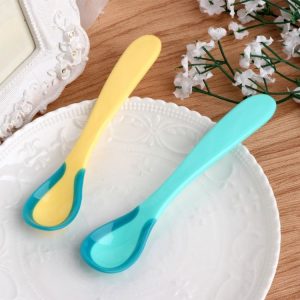 2 PCS Baby Warm Color Changing Spoon Candy Color Anti-scalding Baby Eating Spoon Children Spoon Feeding Tableware (Yellow and Blue)