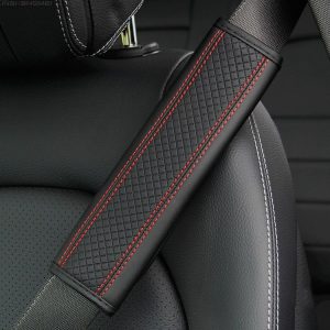 Fiber Leather Embossed Car Seat Belt Shoulder Cover Protector 6.5X23cm (Black Red)