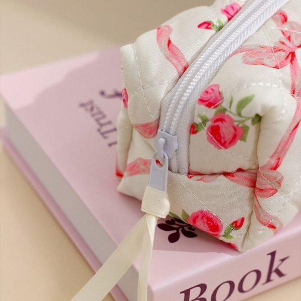 Compact Handy Cosmetic Storage Bag Lightweight Toiletry Pack, Style: Flower Octagonal Model - Image 6